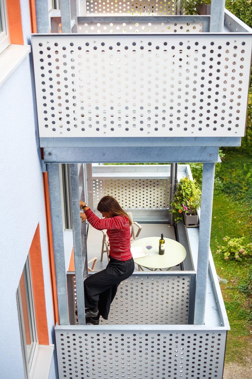 Balkon mit Fluchtleiter- Eine Loesung für Dachausbauten und Gebaeudeaufstockungen  