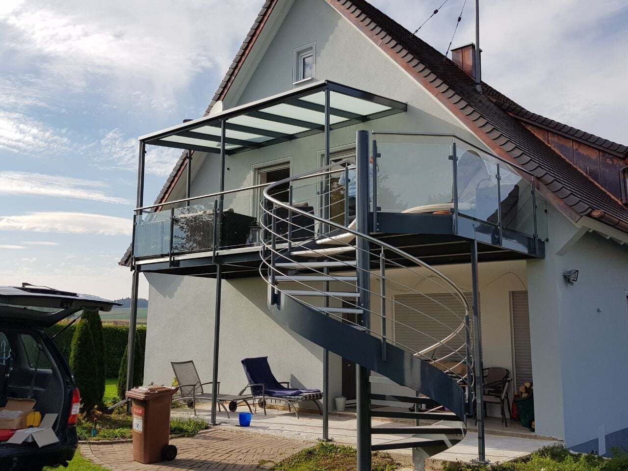 Anlehnbalkon mit schicker Spindeltreppe aus Edelstahl zum Garten