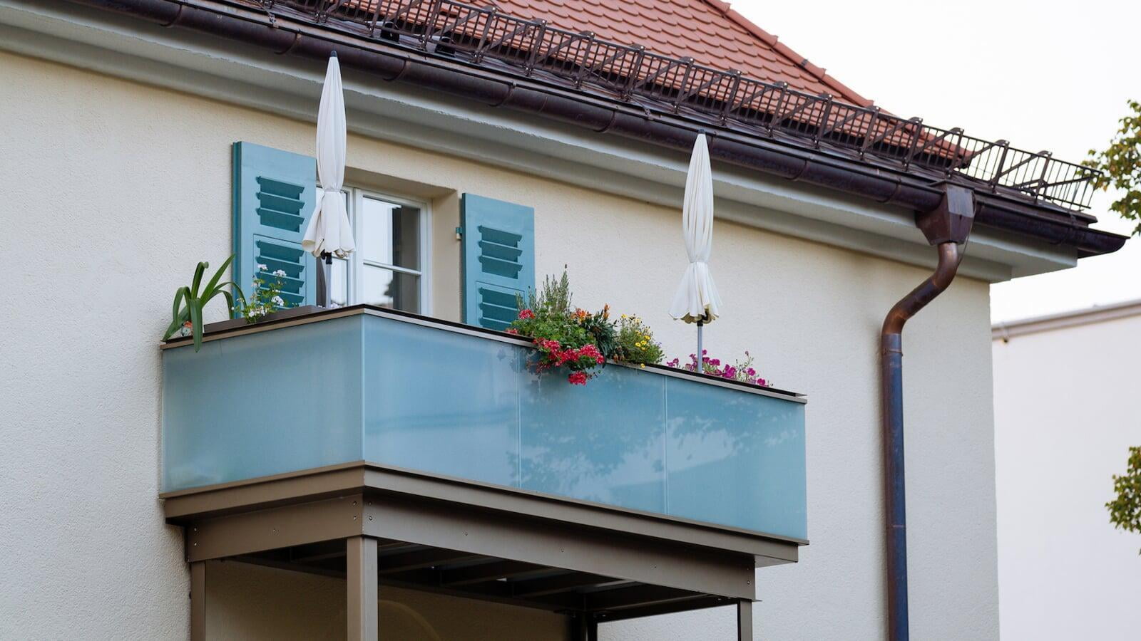 Nachträglich Balkon anbauen ist nur mit Genehmigung zulässig - ganz unabhängig, wie groß der Balkon ist !