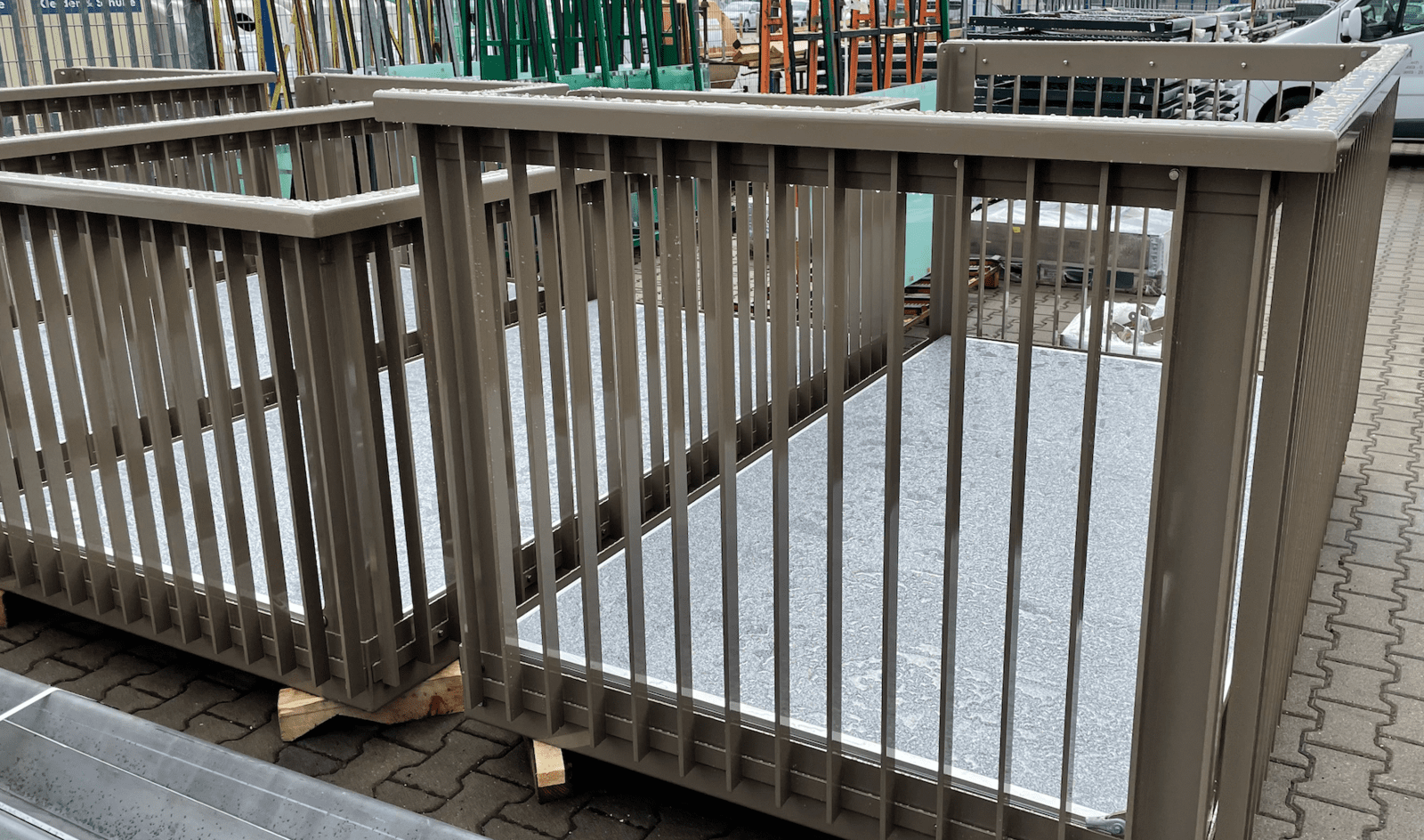 Balkon Bausatz - bereits komplett vormontiert. Hier mit Geländer FINN und balkoFLOOR im Farbton Granit DUNKEL