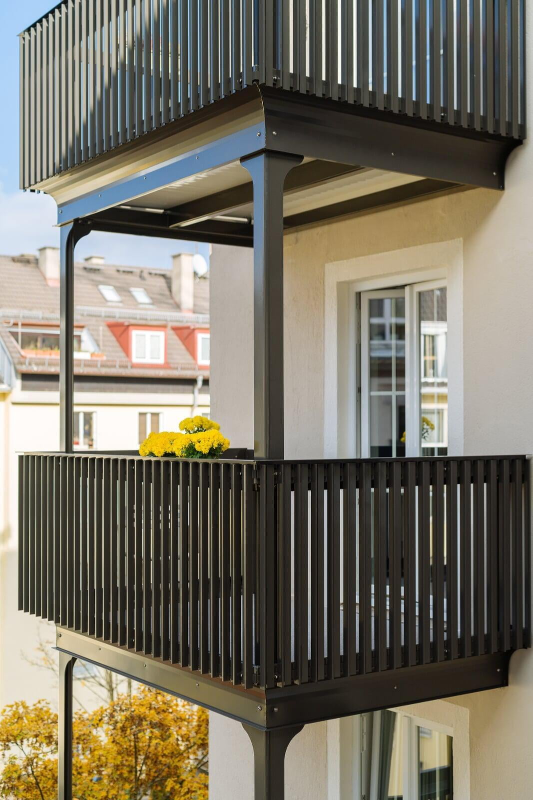 Anlehnbalkon mit Balkongeländer TORGE und als Besonderheit mit geschwungenen Stützenköpfen und einem runden Sockeldetail. Diese Ausführung ist eine stilsichere Möglichkeit für Balkone im Denkmalschutz oder Fassadenschutz