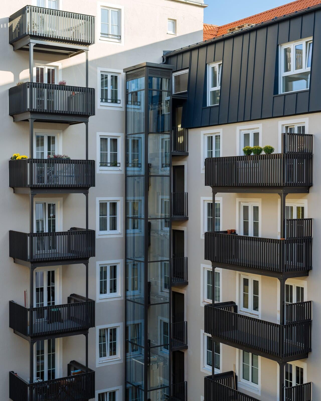 7 geschossiger Balkonturm mit Anlehnbalkonen mit Balkongeländer TORGE