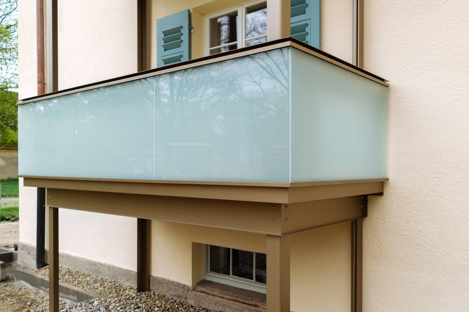 BalkonRAUM Vorstellbalkon vor Baudenkmal mit 4 Stützen und Glasgeländer SMILLA