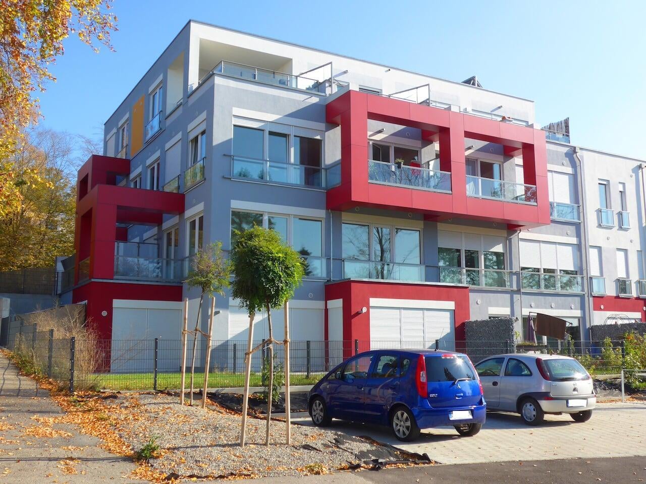 Balkone und Loggien nachträglich an die Neubaufassade einklicken