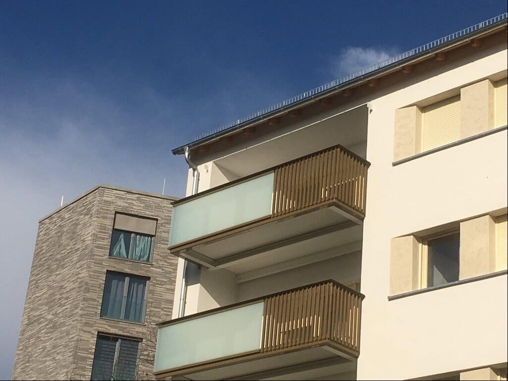 balkonSF Hängebalkon als Loggia mit seitlicher Erweiterung bei einer energetischen Sanierung im Wohnungsbau mit den Balkongeländer SMILLA und TORGE
