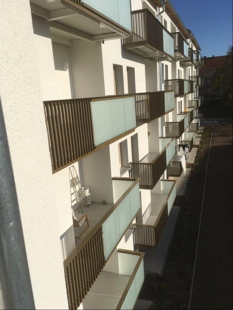 balkonSF Hängebalkone als Loggia mit seitlicher Erweiterung bei einer energetischen Sanierung im Wohnungsbau mit den Balkongeländer SMILLA und TORGE