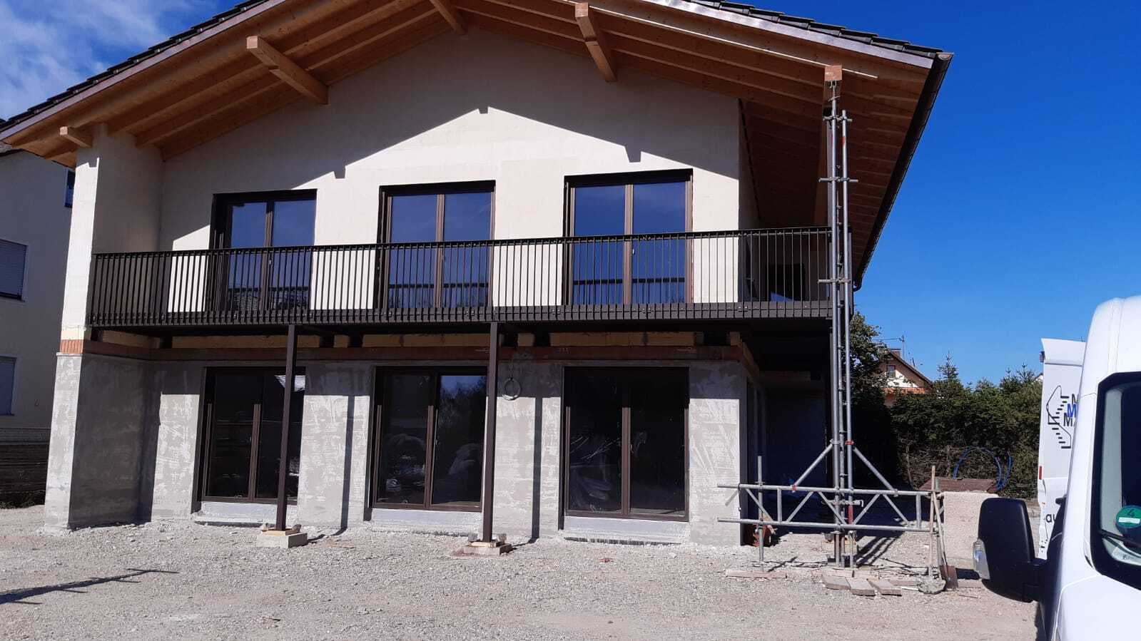 Ein Eckbalkon bietet fast immer Sonne (wenn sie scheint). Hier im Bild ein großer Eckbalkon als Anstellbalkon mit Balkongeländer FINN. Durch den dichten balkoFLOOR Balkonboden bleiben nicht nur die Fenster unten vor Schlagregen geschützt, sondern es tropft auch nichts nach unten durch den Boden