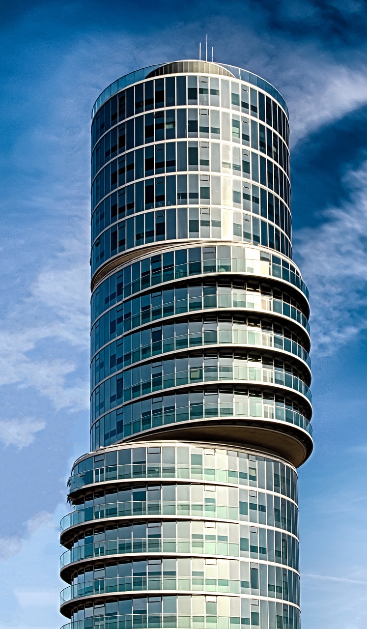 Alten Gebäuden neues Leben einhauchen. Glasbalkone in einem der interessantesten Gebäude in Deutschland - dem Exzenterhaus in Bochum