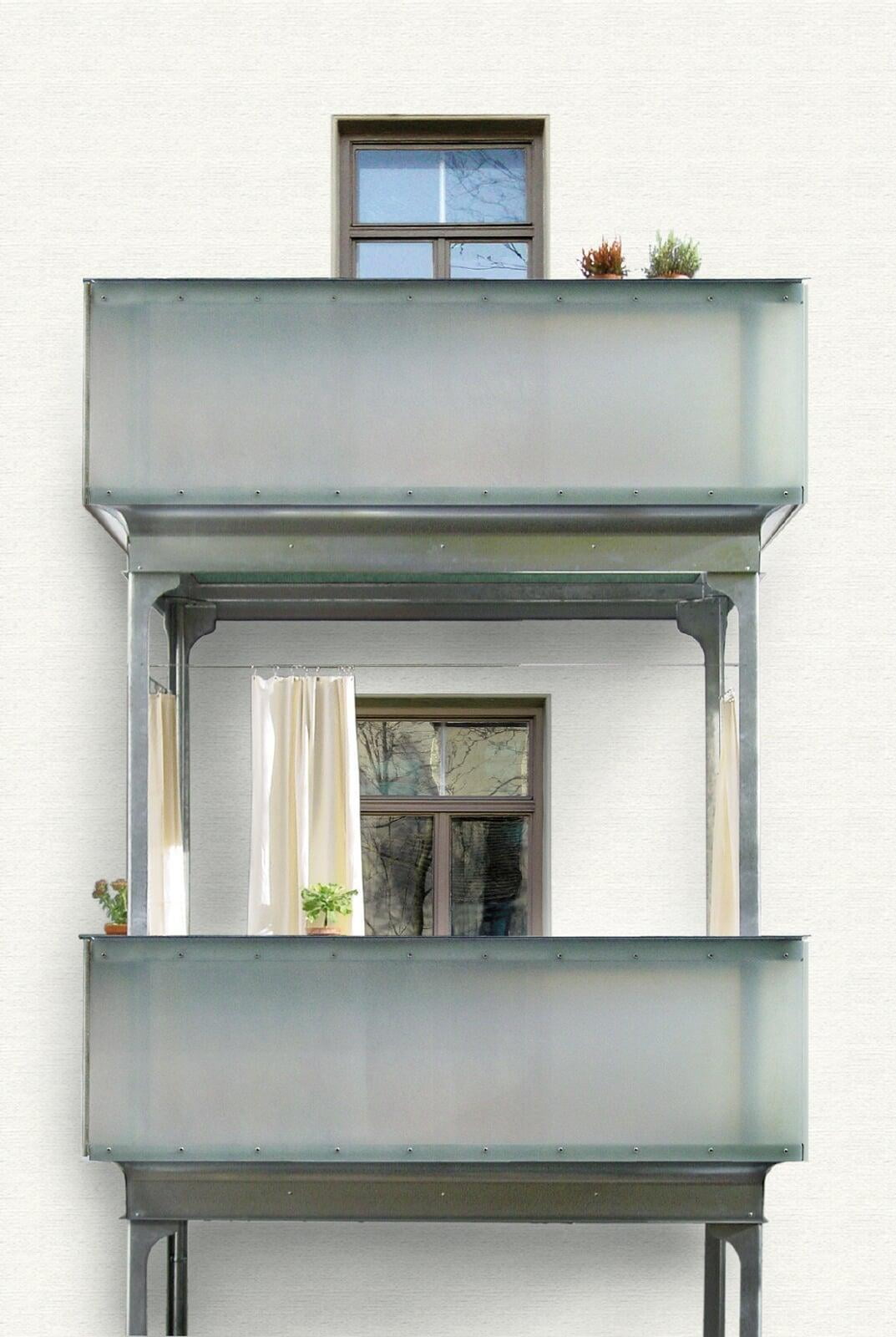 Balkonraum mit gerundetem Sockel in verzinkter Ausführung mit Geländer SMILLA