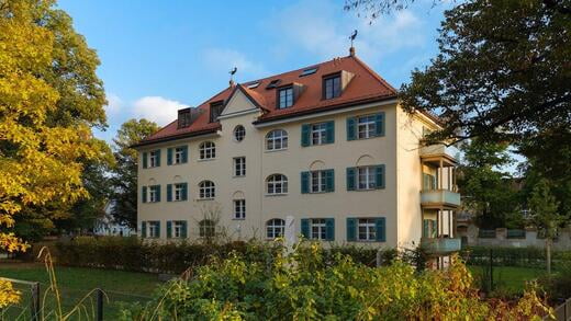 Balkon und Denkmal