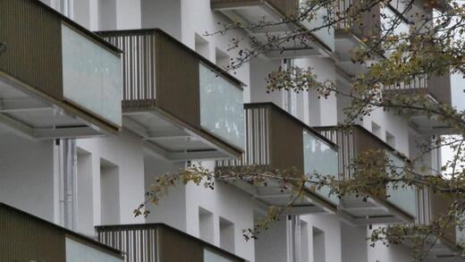 Sichtschutz Balkon geschickt über das Balkongeländer gelöst für einen hohen Balkonsichtschutz